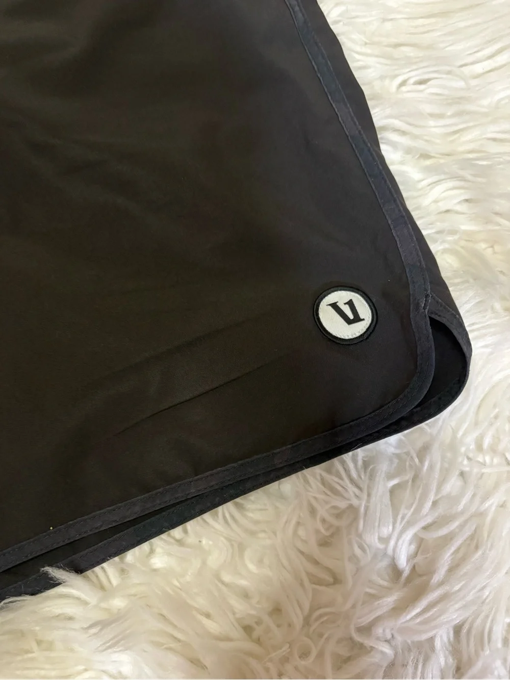 Vuori Cruise Board Shorts men’s  with Contrast Drawstring solid black size 34